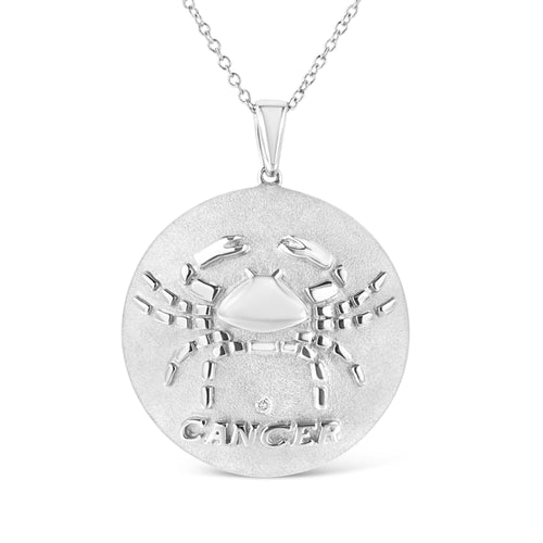 Collar con colgante de medallón de plata de ley .925 con diseño de zodiaco Cáncer y acento de diamante de 18" (color K-L, claridad I1-I2)